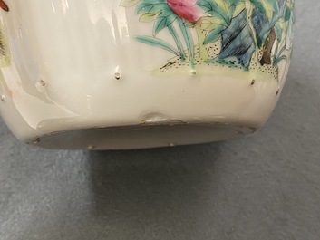 Deux th&eacute;i&egrave;res et quatre bols couverts sur supports en porcelaine de Chine famille rose, 19&egrave;me